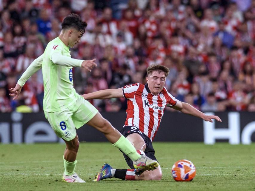 Pedri remata a portería ante el Athletic