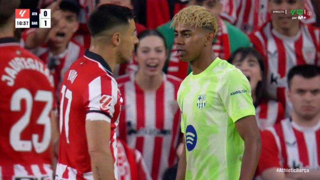 Yuri Berchiche se encara con Lamine Yamal en el Athletic-Barça