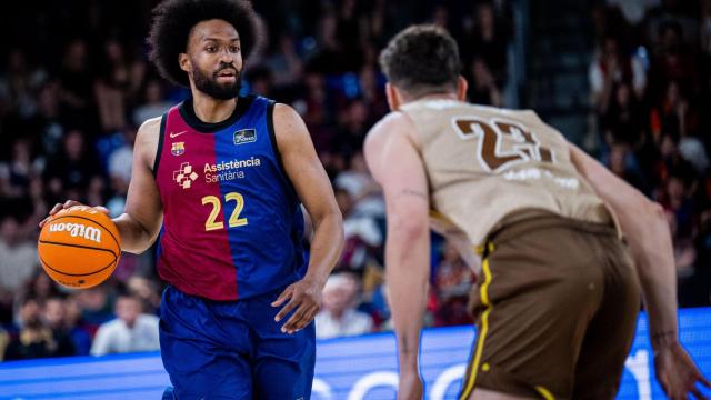 Jabari Parker bota el balón en el derbi catalán Barça de basket-Girona
