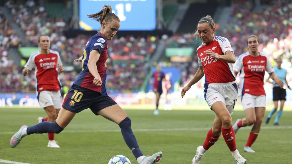 Caroline Graham Hansen encara a una rival en la final de la Champions League femenina