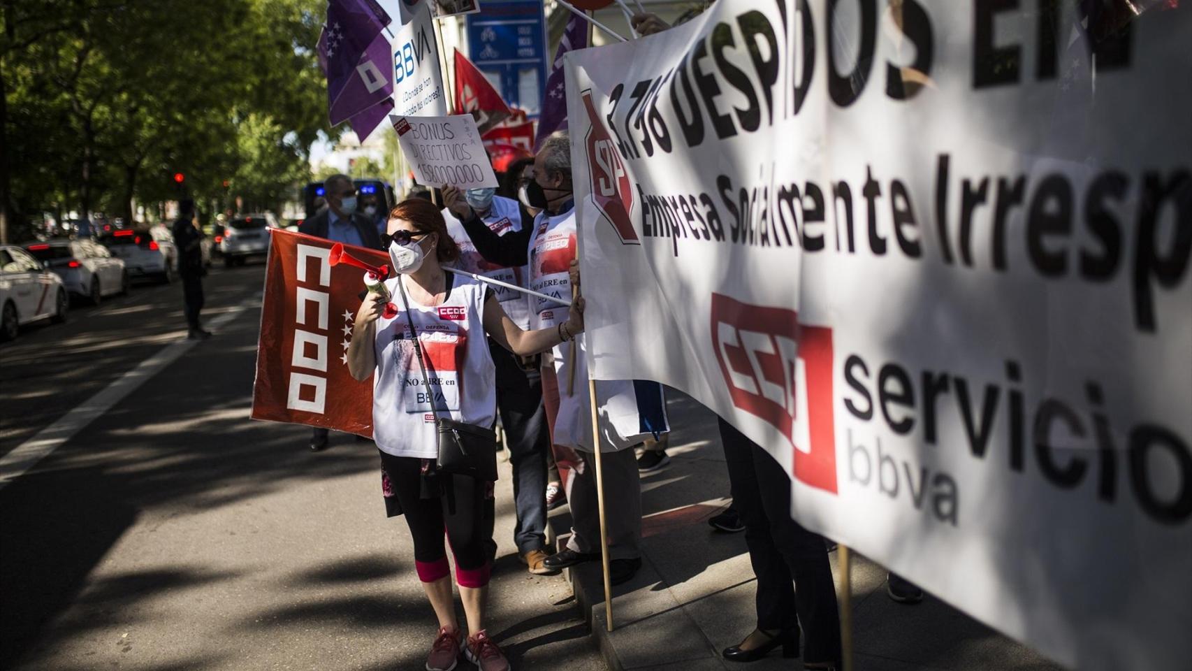 Concentración de los sindicatos contra el último ERE del BBVA / EP