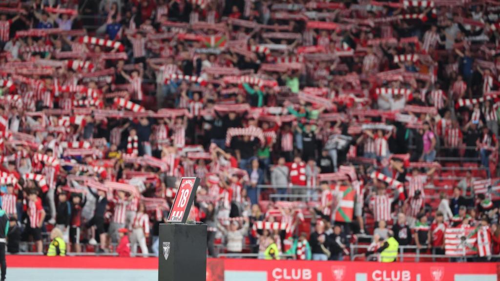 La grada de San Mamés homenajea a Óscar de Marcos en su retiro tras el Athletic-Barça