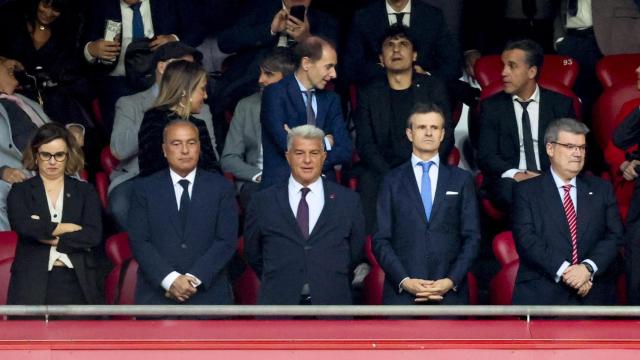 Rafa Yuste, el presidente del Barça, Joan Laporta, y su homólogo del Athletic Club, Jon Uriarte, en el palco de San Mamés