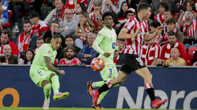 Raphinha golpea la pelota en San Mamés