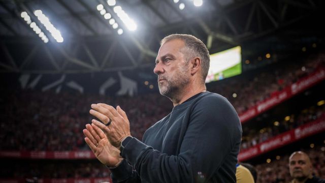 Hansi Flick aplaude durante el Athletic Club-Barça de Liga en San Mamés