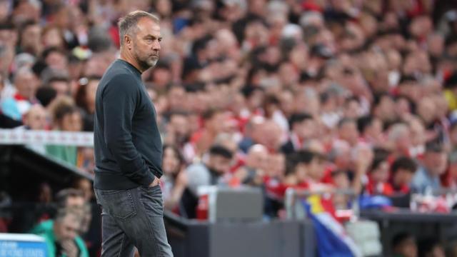 Hansi Flick, entrenador del Barça, en San Mamés