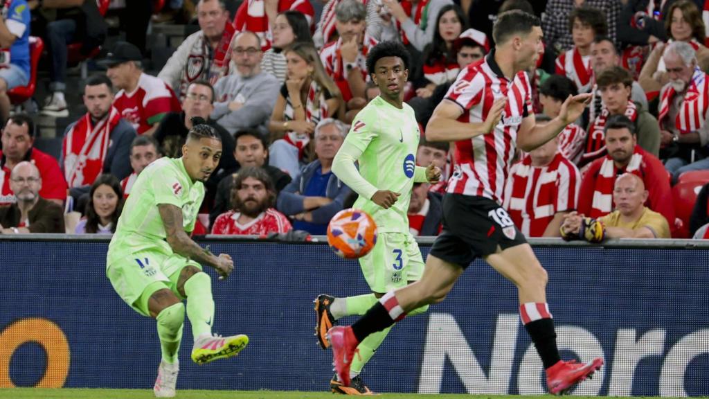 Raphinha golpea la pelota en San Mamés