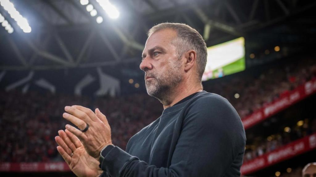Hansi Flick aplaude durante el Athletic Club-Barça de Liga en San Mamés
