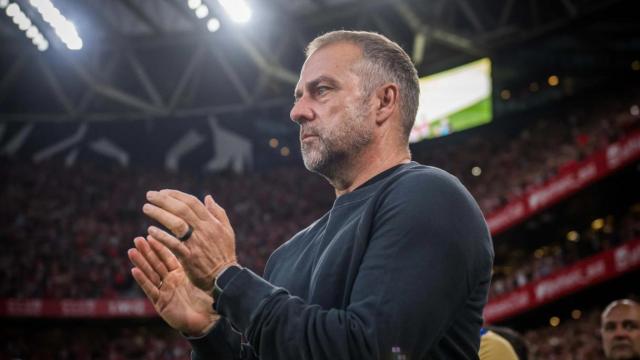 Hansi Flick aplaude durante el Athletic Club-Barça de Liga en San Mamés