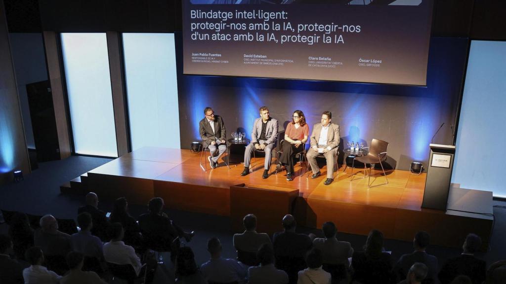 Juan Pablo Fuentes (Minsait Cyber), Favid Esteban (IMI), Clara Beleña (UOC) y Óscar López (GBFoods), en el acto