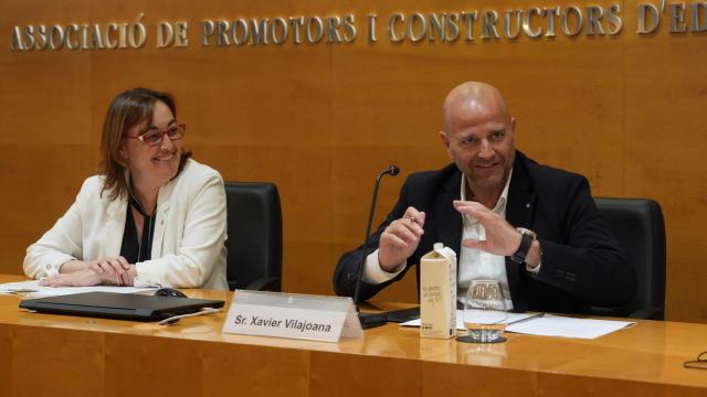 La 'consellera' de Territorio, Vivienda y Transición Ecológica, Sílvia Paneque, en la asamblea de APCE junto al presidente de la entidad, Xavier Vilajoana
