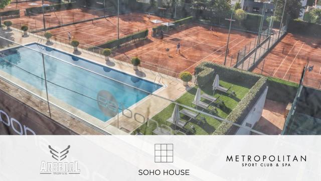 Los logos de tres de los gimnasios que pugnan por la élite de Barcelona, con pistas de tenis de fondo