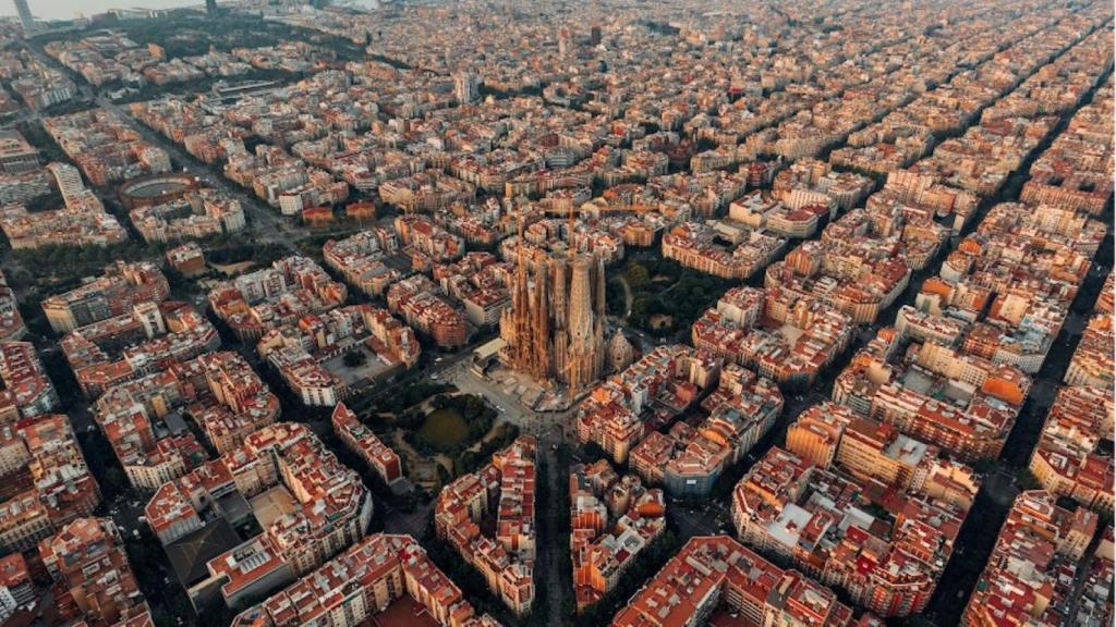 Vista aérea de Barcelona y Sagrada Familia UNSPLASH