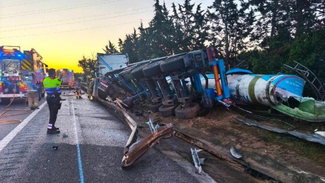 El camión accidentado en la AP-7
