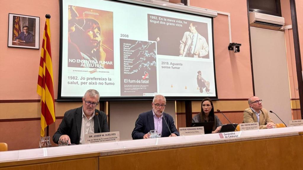 El jefe del Servicio de Prevención y Control del Tabaquismo de la Agencia de Salud Pública de Cataluña, Josep Maria Suelves, el secretario de Salud Pública, Esteve Fernández, la jefa de Prevención de Cáncer del Instituto de Oncología, Cristina Martínez, y el gerente de la Fundación de Atención Primaria, Joan Lozano.