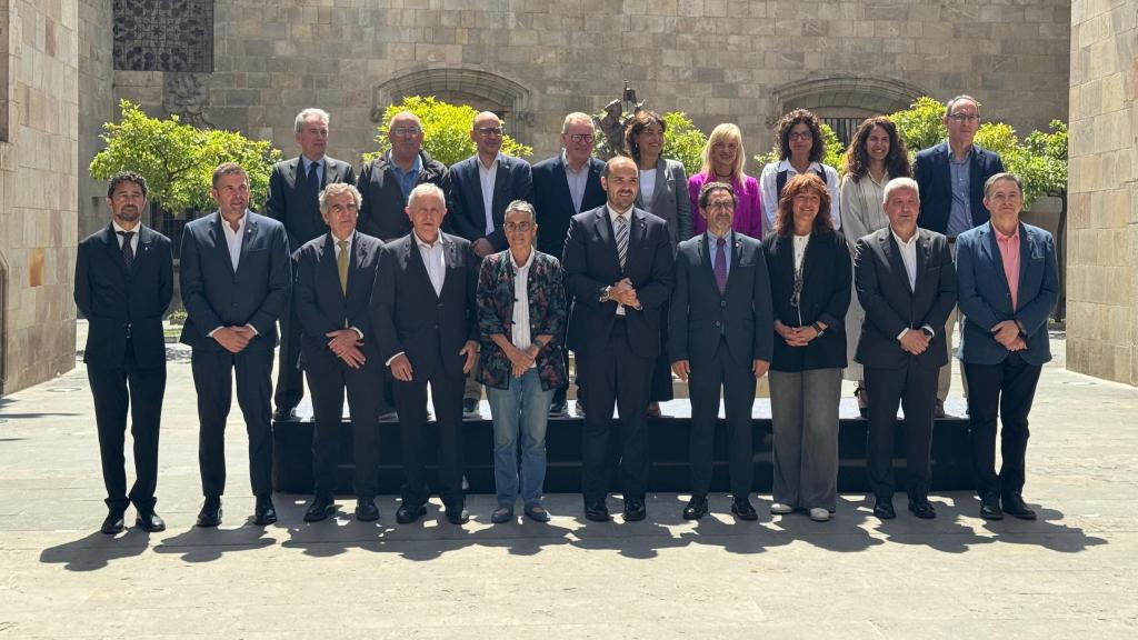 El 'conseller' Albert Dalmau, en el centro, junto a la consellera Olga Pané, la primera teniente de alcalde Laia Bonet, el rector de la UB, Joan Guàrdia, y el director general del Clínic, Josep Maria Campistol