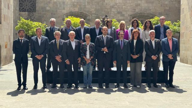 El 'conseller' Albert Dalmau, en el centro, junto a la consellera Olga Pané, la primera teniente de alcalde Laia Bonet, el rector de la UB, Joan Guàrdia, y el director general del Clínic, Josep Maria Campistol
