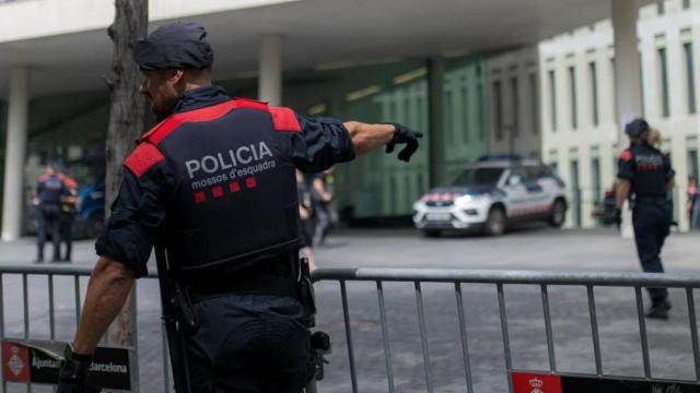 Imagen de un agente de los Mossos d'Esquadra ante la Ciudad de la Justicia de Barcelona