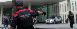Imagen de un agente de los Mossos d'Esquadra ante la Ciudad de la Justicia de Barcelona
