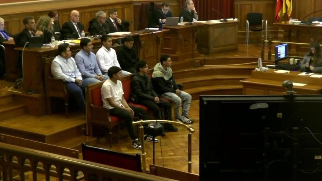 Los acusados de matar a un joven a la salida de la discoteca Brisas, durante la primera sesión del juicio