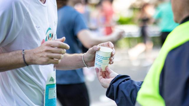 La compañía colabora en diversas carreras populares para reducir el impacto ambiental y fomentar la hidratación sostenible