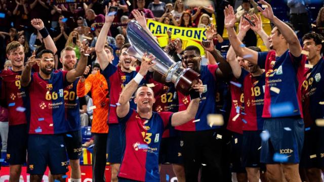 Los jugadores del Barça de balonmano levantan la Liga Asobal 2024-25 en el Palau Blaugrana