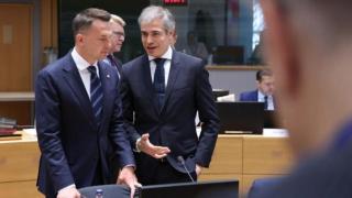 El secretario de Estado para la UE, Fernando Sampedro, charla con el ministro de Exteriores de Polonia