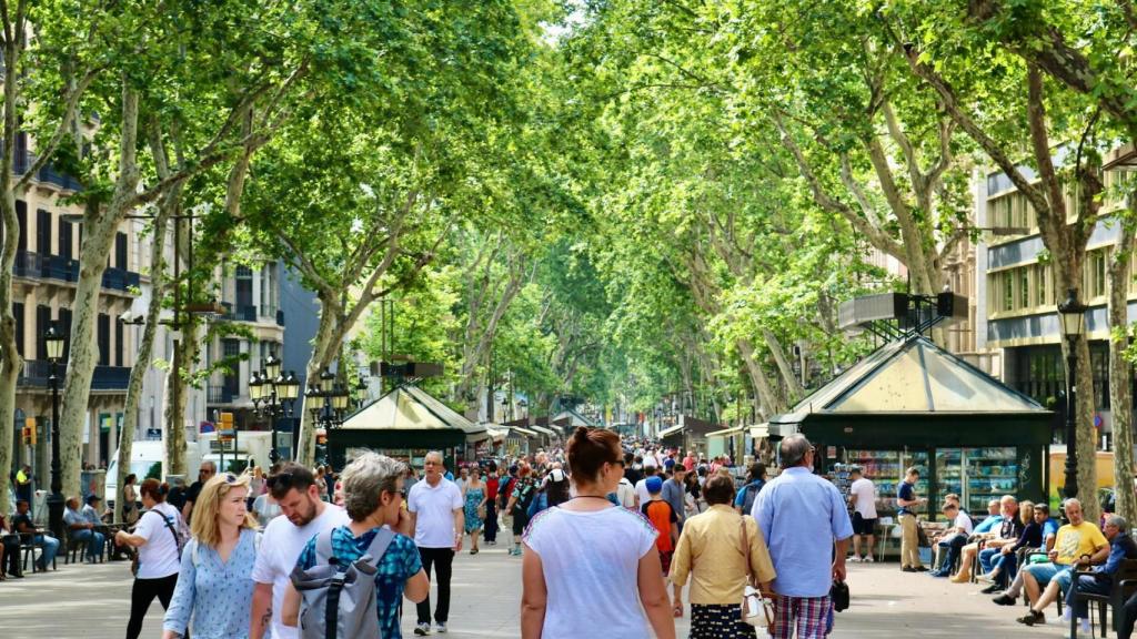 Transeúntes por las Ramblas de Barcelona