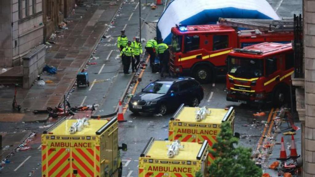 Policías y servicios de emergencia en el lugar donde tuvo lugar un atropello múltiple en Liverpool