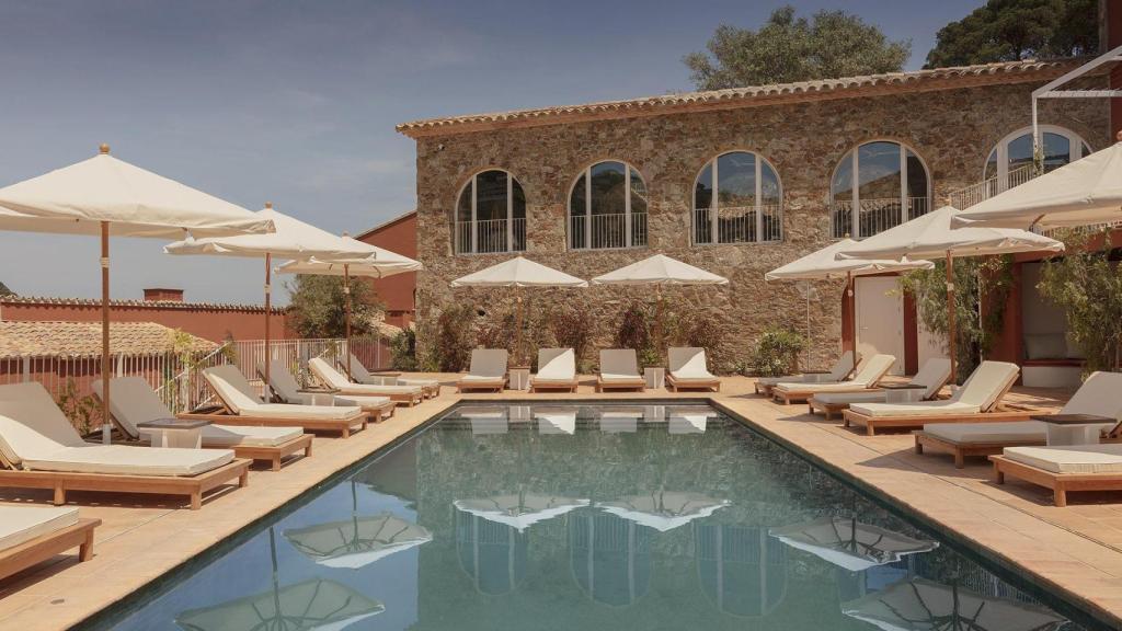 Imagen de la piscina del hotel de lujo Finca Victoria