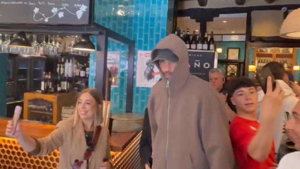 Gerard Piqué en León saliendo de un restaurante