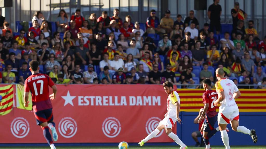 Éric García pasa un balón en el Catalunya-Costa Rica