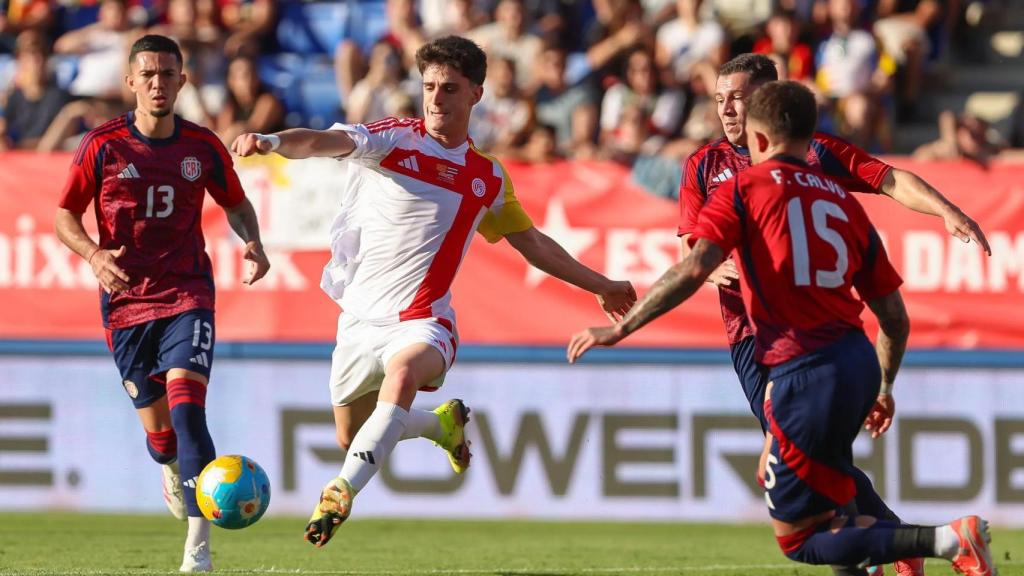 Pau Víctor intenta un disparo en el Catalunya-Costa Rica