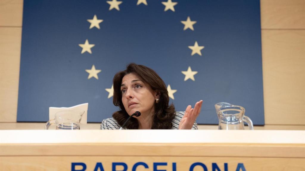 La presidenta de la delegación del Partido Democrático de Italia, Irene Tinagli, ofrece declaraciones a los medios de comunicación, en la oficina del Parlamento Europeo en Barcelona