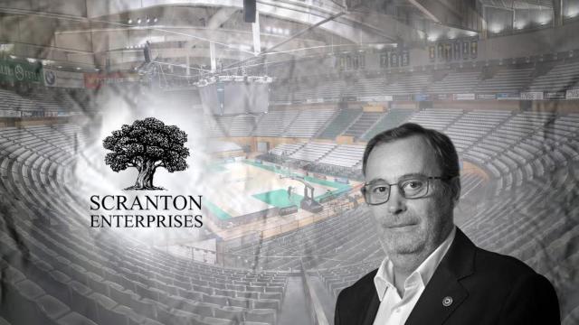 Raimon Grifols, uno de los propietarios de Scranton, con el Olímpic de Badalona de fondo / CG