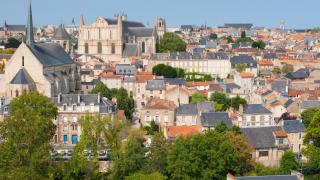 La ciudad de Francia a la que solo puedes volar desde Barcelona si vives en España, Poitiers
