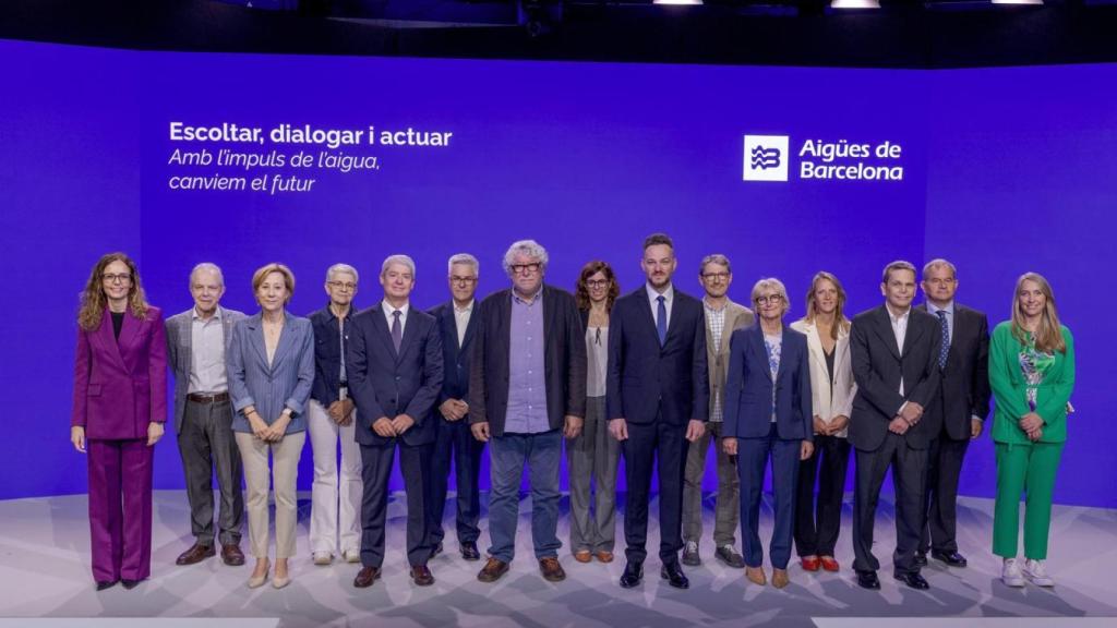 Belén García, vicepresidenta del Área del Ciclo del Agua y Análisis de Políticas Metropolitanas del AMB y alcaldesa de Sant Joan Despí; Ignacio Escudero, director general de Aigües de Barcelona; Antonio Balmón, vicepresidente ejecutivo del AMB y alcalde de Cornellà de Llobregat; Felipe Campos, consejero delegado de Aigües de Barcelona y Concha Zorrilla, directora general de Transición Hídrica de la Generalitat de Cataluña, entre otros participantes al acto.