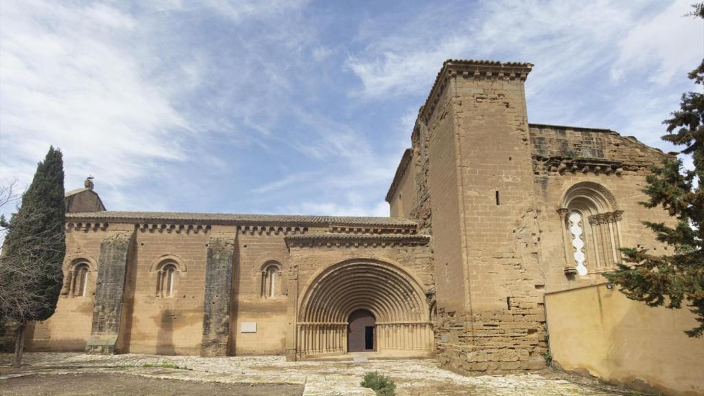 Exterior del Real Monasterio de Santa María de Sijena.