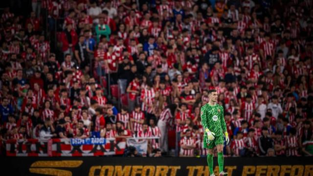 Iñaki Peña con la afición del Athletic Club de fondo en la última jornada de LaLiga