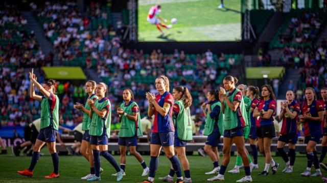 Las jugadoras del Barça Femenino agradecen el apoyo de la afición culé en Lisboa, tras caer en la final de la Champions League