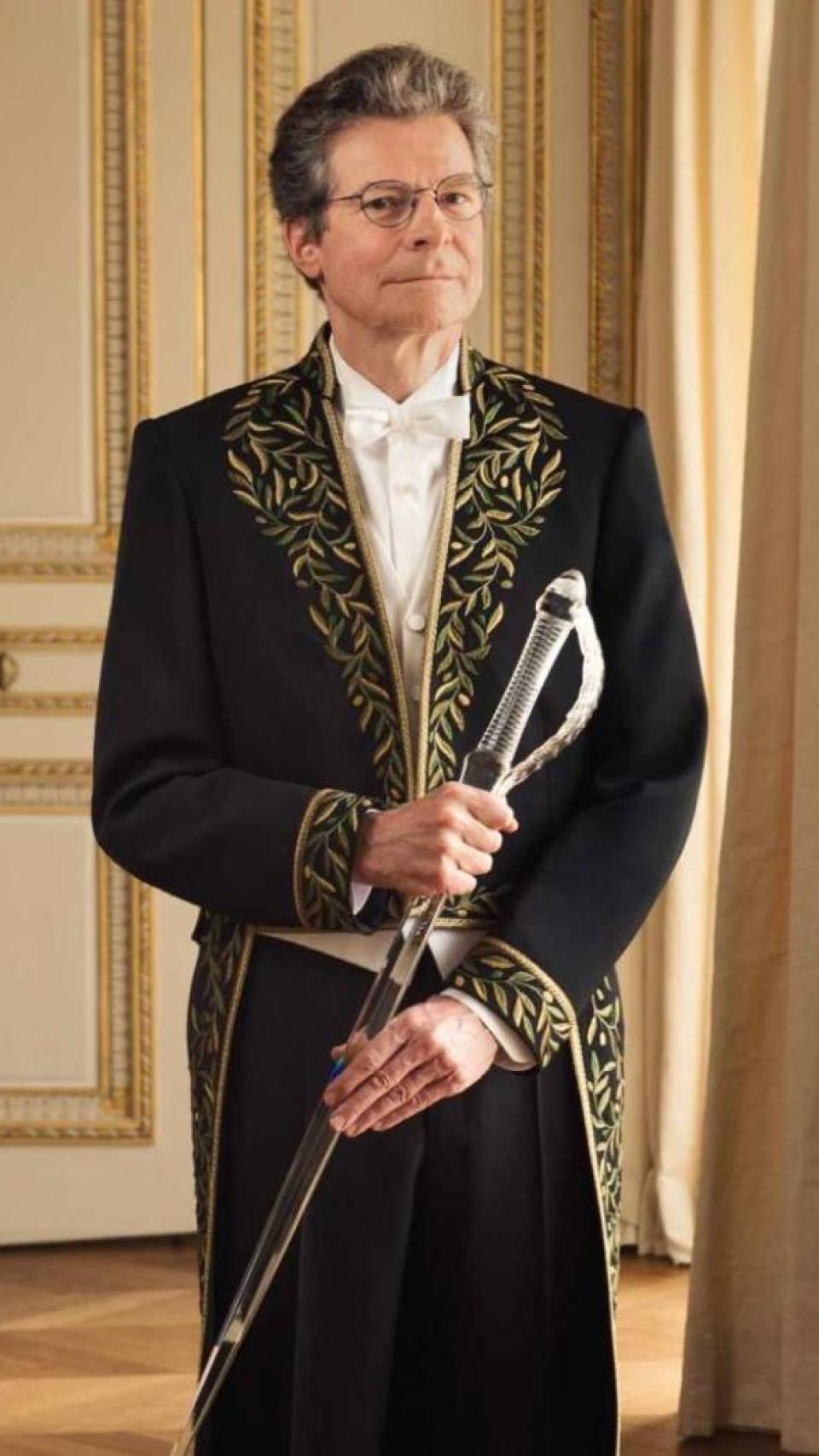 Antoine Compagnon ataviado como 'inmortal' de la Academia Francesa