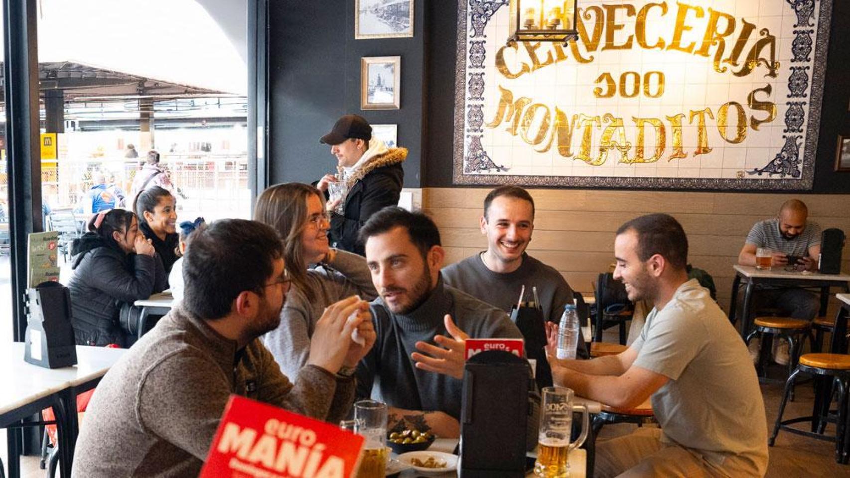 Un grupo de personas disfruta del servicio de un local de 100 Montaditos