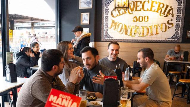 Un grupo de personas disfruta del servicio de un local de 100 Montaditos
