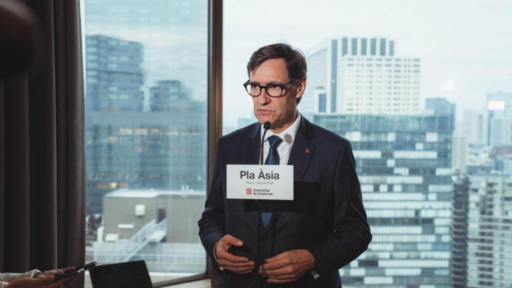 El presidente de la Generalitat, Salvador Illa, atiende a los medios de comunicación en el marco