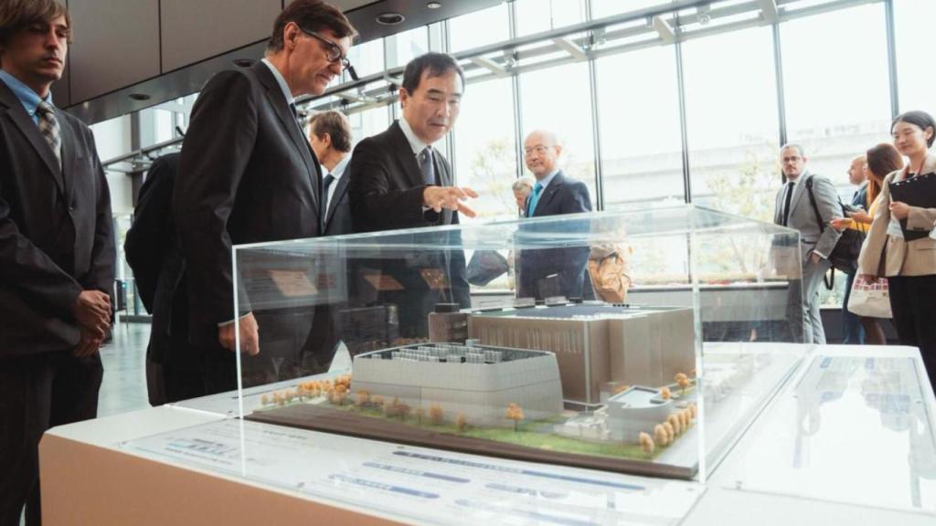 Illa durante su visita al Riken Center for Computational Science, el centro de computación de Kobe