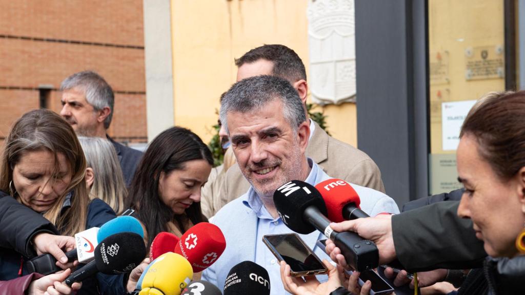 El alcalde de Salt, Jordi Viñas (ERC), atiende a los medios de comunicación en marzo de 2025 tras el desahucio del imán previo a los altercados nocturnos