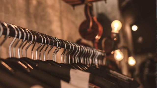Prendas colgadas en una tienda de ropa