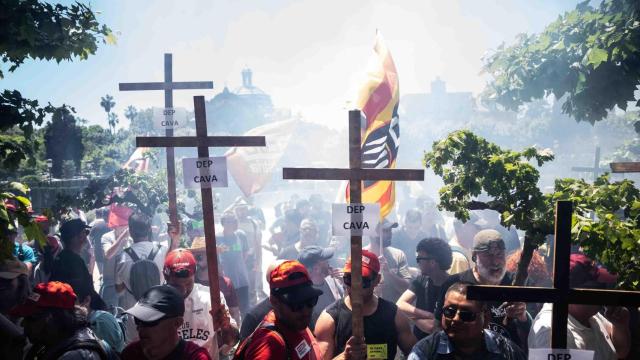 Los trabajadores de Freixenet se concentran delante del Parlament contra el ERE