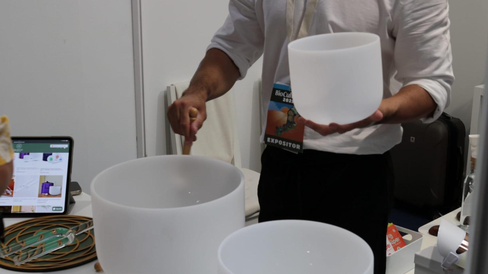 Cuencos de cuarzo en la feria BioCultura, un elemento que el Ministerio de Sanidad ha catalogado como parte de las pseudociencias