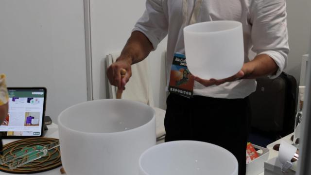 Cuencos de cuarzo en la feria BioCultura, un elemento que el Ministerio de Sanidad ha catalogado como parte de las pseudociencias
